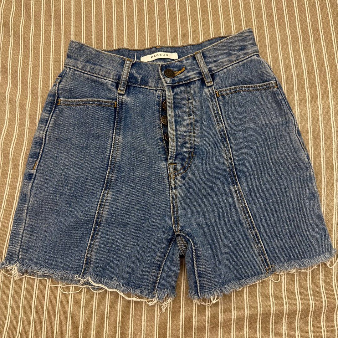 Pacsun Denim Highwaisted Shorts (Category: Shorts) located in Valenzuela. Submitted by kylereyes89 (Listing ID 1379847694, Image 1). Description: Used once 22-23 Good denim material.