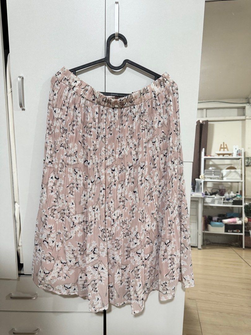 Pink Floral Maxi Skirt (Category: Skirts) located in Valenzuela. Submitted by _heysoftie (Listing ID 1379749477, Image 1). Description: .
