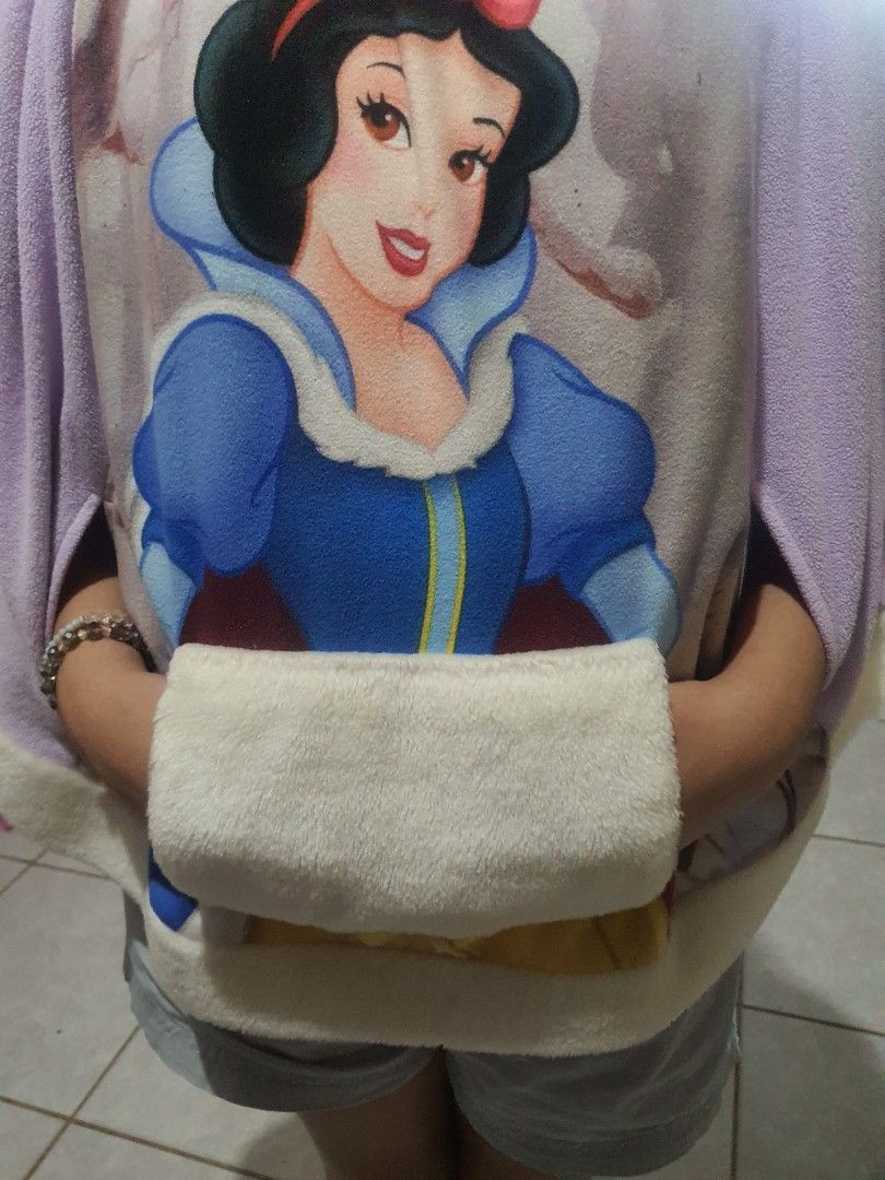 Snow White poncho (Category: Babies & Kids Fashion) located in Manila. Submitted by neysette (Listing ID 1379731358, Image 3). Description: .