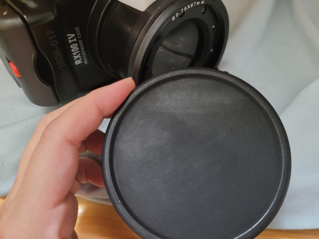 由 han2019 (刊登 ID 1379863353，圖片 3) 提交，位於 台北市 (Taipei) 的 SONY RX 100 IV防水盒 (類別：鏡頭及裝備)，說明：全新未使用，但外盒及說明書有久放痕跡（說明書上可見黃斑點）。 防水盒鏡頭前的黑色矽膠材質防護套，被3C布擦拭後，表面有輕微擦拭痕跡，若介意請勿下標喔！。