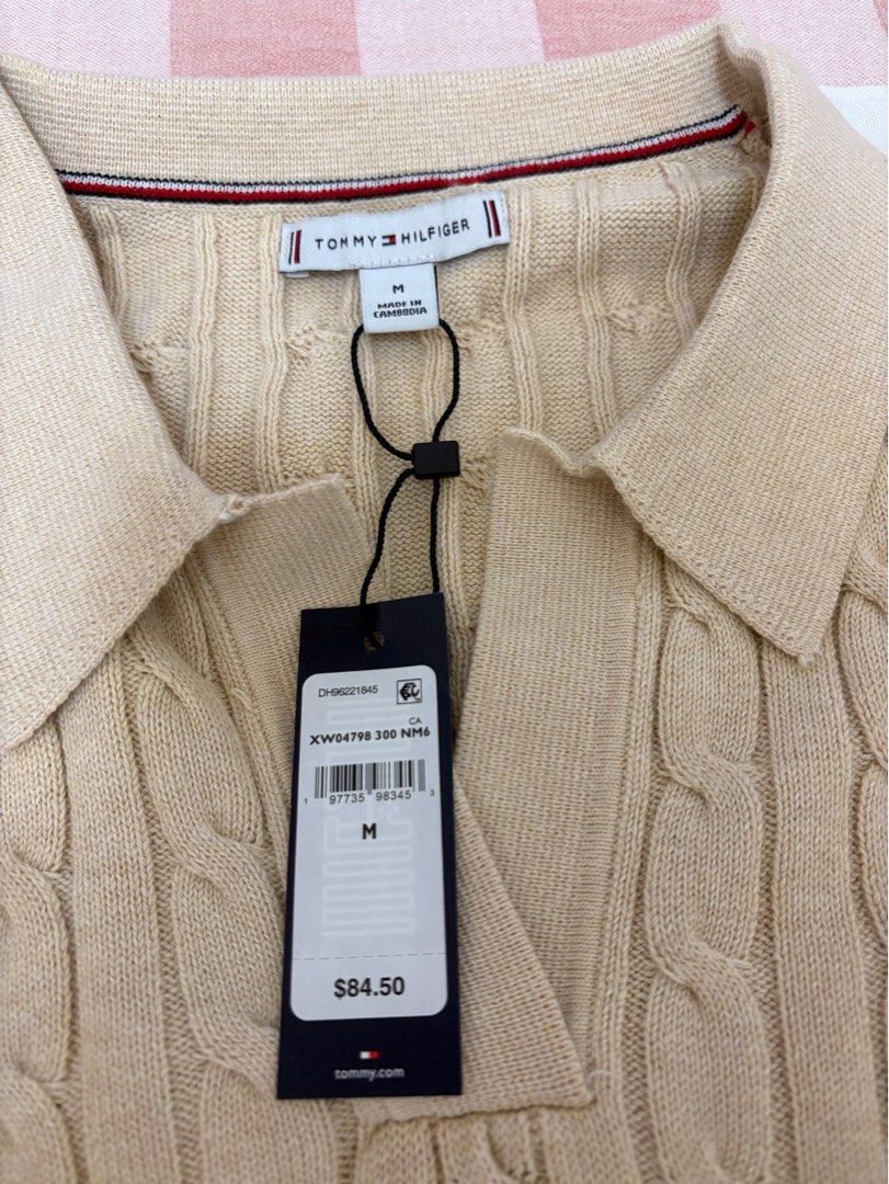 Tommy Hilfiger杏色V領扭紋Polo裇, 女裝, 上衣, T-shirt - Carousell