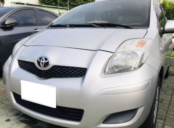 由 yan_xiu (刊登 ID 1379776608，圖片 2) 提交，位於 台中市 (Taichung) 的 Toyota Yaris 2010款 銀色 (類別：汽車出售)，說明：🎶顏色：銀色 🎶排氣量：1.5L 🎶出廠：2010 🎶行駛里程：15萬公里 防盜系統 安全氣囊 中控鎖 ABS防鎖死 👍最有公信力的認證 👍車況與認證表不符 , 退車並全額退費 👍車況及里程公開化 👍檢定報告 🧸因車價划算、車況認證，詢問人數多，請提前預約看車 🎀我也可為您尋車!告訴我您的需求與預算，讓我為您圓夢 ✅可分期 ✅可貸款✅車換車 🎀貸款配合/協助分期 ⚠️車商販售 非自售 請車行勿擾⚠️ 🉑全台北中南皆有服務據點 歡迎私訊預約賞車 🎊請提前私訊預約賞車 🎊請提前私訊預約賞車 🎊請提前私訊預約賞車 全廠認證車 車商勿擾 滿小姐:0️⃣9️⃣0️⃣5️⃣3️⃣6️⃣1️⃣0️⃣5️⃣5️⃣ (歡迎私訊)。