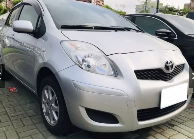 由 yan_xiu (刊登 ID 1379776608，圖片 3) 提交，位於 台中市 (Taichung) 的 Toyota Yaris 2010款 銀色 (類別：汽車出售)，說明：🎶顏色：銀色 🎶排氣量：1.5L 🎶出廠：2010 🎶行駛里程：15萬公里 防盜系統 安全氣囊 中控鎖 ABS防鎖死 👍最有公信力的認證 👍車況與認證表不符 , 退車並全額退費 👍車況及里程公開化 👍檢定報告 🧸因車價划算、車況認證，詢問人數多，請提前預約看車 🎀我也可為您尋車!告訴我您的需求與預算，讓我為您圓夢 ✅可分期 ✅可貸款✅車換車 🎀貸款配合/協助分期 ⚠️車商販售 非自售 請車行勿擾⚠️ 🉑全台北中南皆有服務據點 歡迎私訊預約賞車 🎊請提前私訊預約賞車 🎊請提前私訊預約賞車 🎊請提前私訊預約賞車 全廠認證車 車商勿擾 滿小姐:0️⃣9️⃣0️⃣5️⃣3️⃣6️⃣1️⃣0️⃣5️⃣5️⃣ (歡迎私訊)。