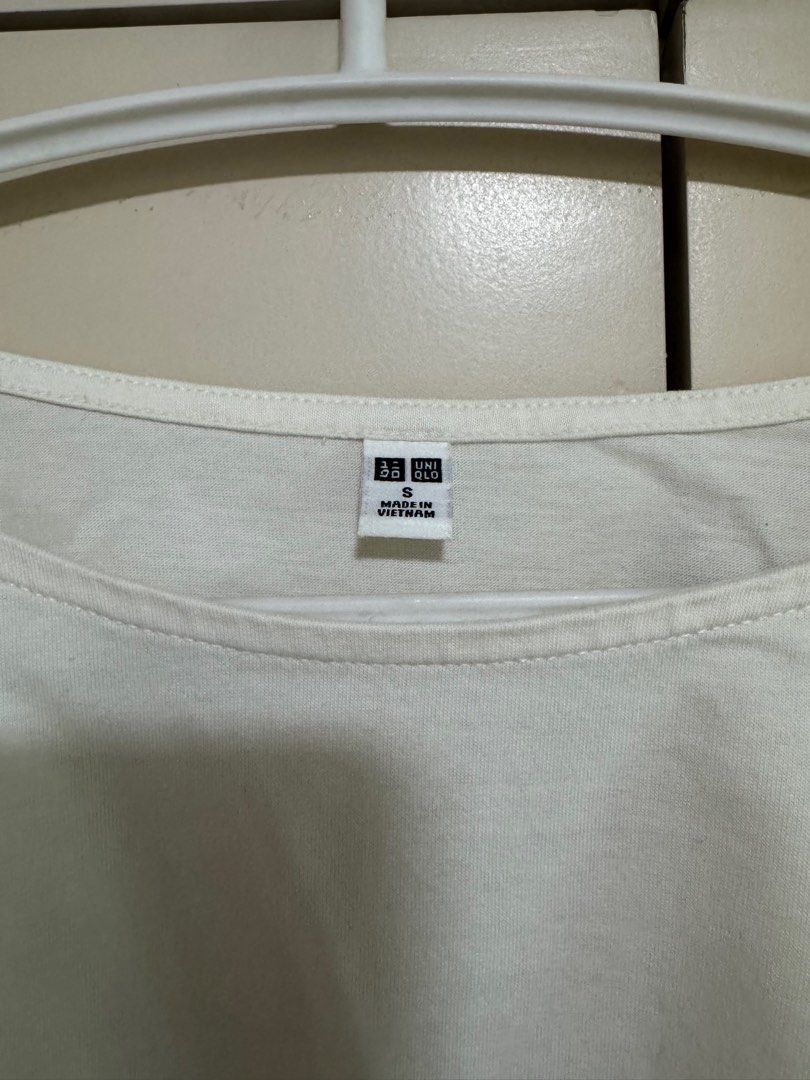 Uniqlo white 3/4 sleeve top (Category: Shirts) located in Paranaque City. Submitted by declutter.finds (Listing ID 1379771534, Image 2). Description: PLEASE READ THE DESCRIPTION! *PRICE IS FINAL *LOWBALLERS BLOCKED *NO WHEN WORN - BRAND NEW, never used, no flaws - RFS: too many clothes - sleeves up to elbows - reservation of item upon payment (gcash) .