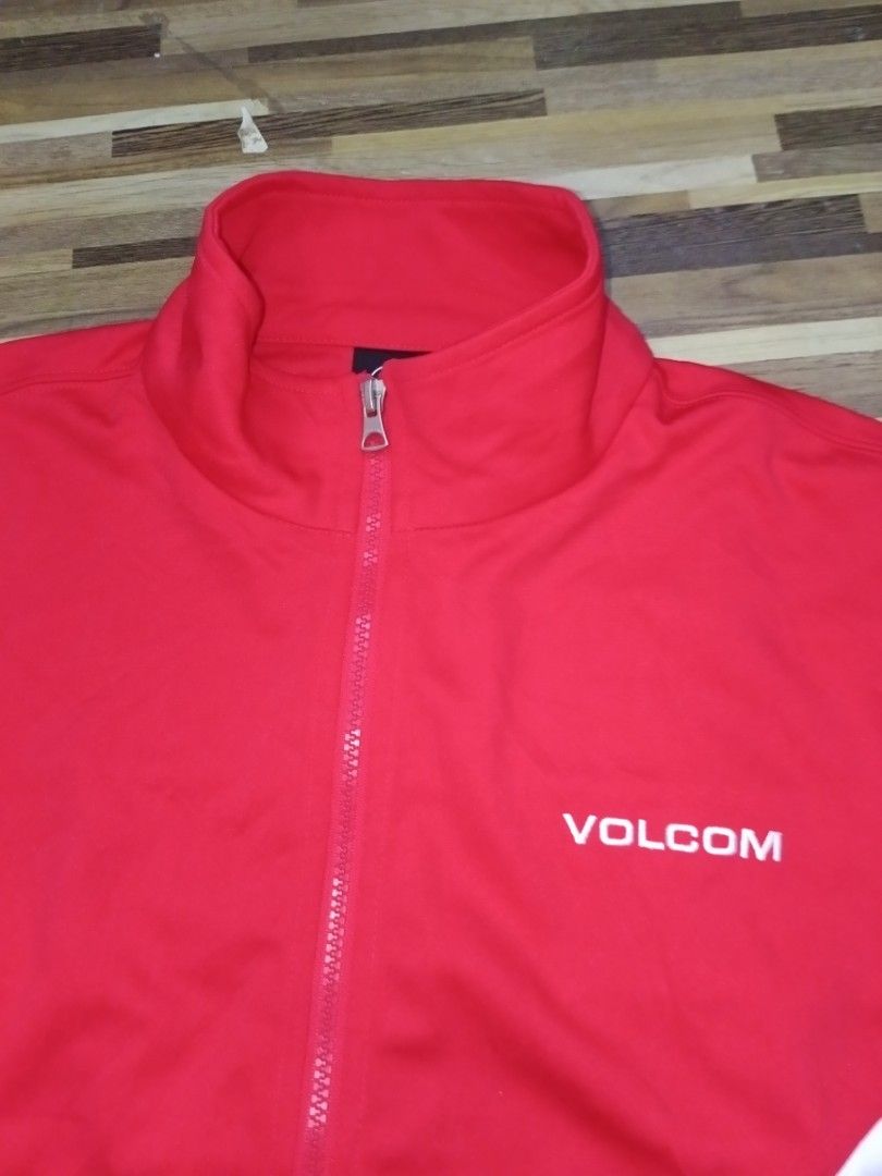 Volcom (Category: Activewear) located in Carcar. Submitted by rolandobac92675 (Listing ID 1379824044, Image 3). Description: large 22by28 good as New.