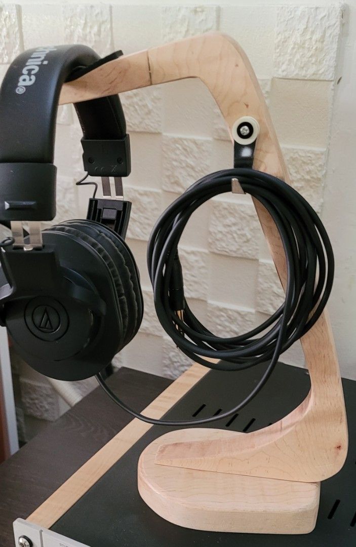 Wooden Headphone Stand (Category: Other Audio Equipment) located in Singapore. Submitted by chwseah (Listing ID 1379757441, Image 1). Description: - Stylish wooden headphone stand - Keeps headphones organized and accessible - Includes cable holder for cable management - Modern, light-colored wood design..solid maple wood. Please note the Headphone is not included Thanks. .
