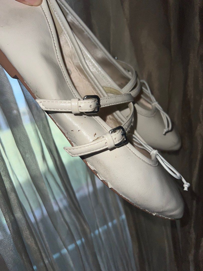 Zara Mary Jane white bow flats (Category: Flats & Sandals) located in Manila. Submitted by coleee24 (Listing ID 1379768725, Image 3). Description: .