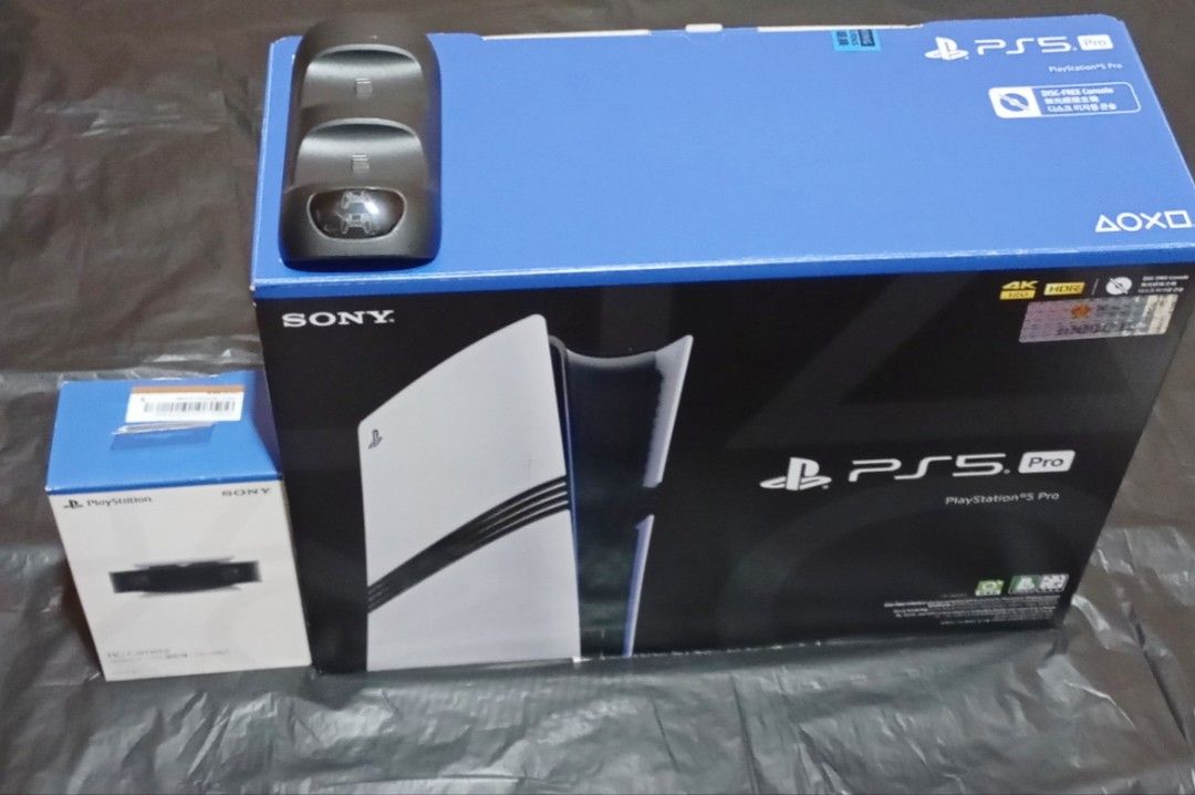 由 8240iap (刊登 ID 1377607934，圖片 1) 提交，位於 台北市 (Taipei) 的 9.9新 PS5 PRO主機 2TB 送全新HD攝影機 ，雙手把充電器 (類別：PlayStation)，說明：主機原價 24280元 只有開機完成設定就收起來了 六月買的，有購買證明 還沒登記保固 送全新PS5 HD攝影機 雙手把充電器 自取可測試。
