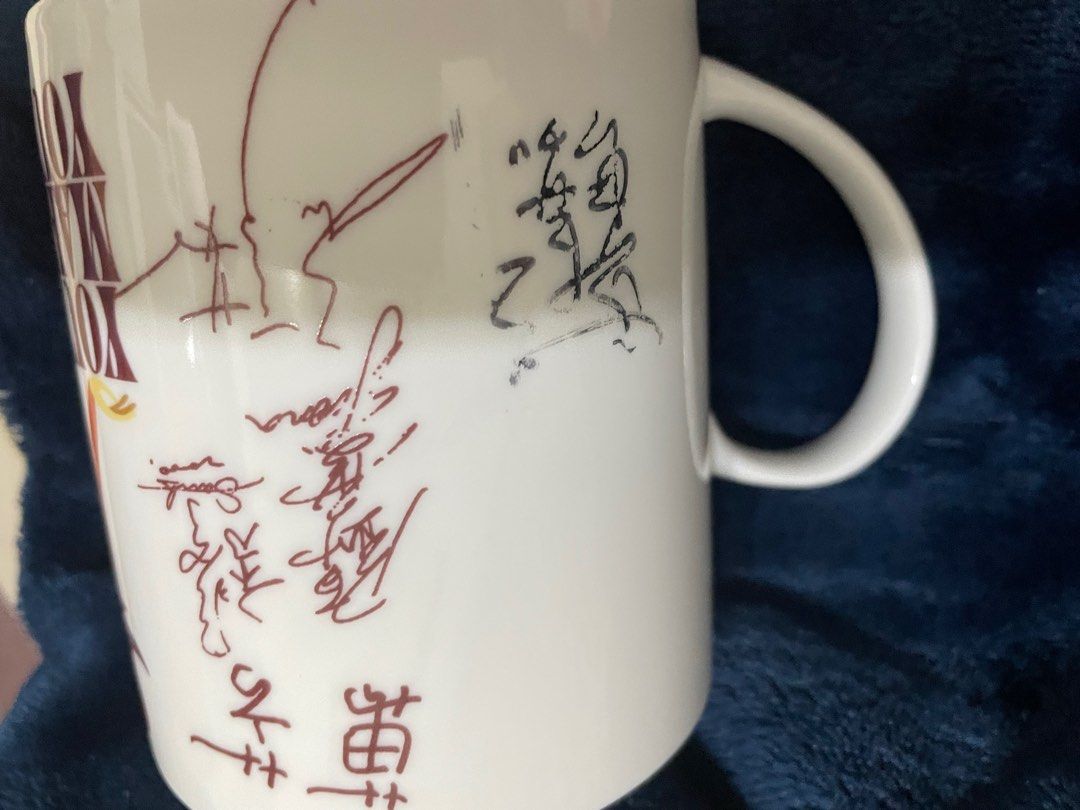 由 p0933446229 (刊登 ID 1379999796，圖片 3) 提交，位於 台中市 (Taichung) 的 滾石馬克杯 (類別：水杯、水壺)，說明：有黃嘉千親簽。