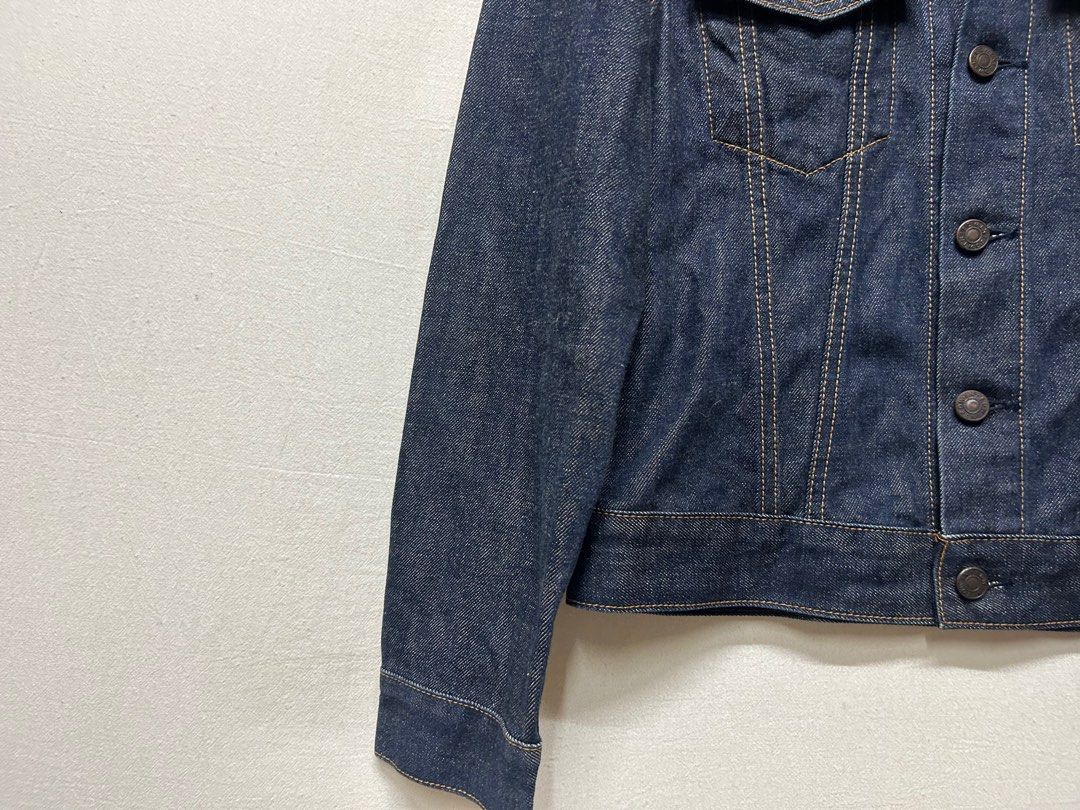 由 w7562 (刊登 ID 1380028473，圖片 2) 提交，位於 高雄市 (Kaohsiung) 的 含運/男裝S小尺寸165cm可/二手原色藍保存不錯/Edwin503牛仔外套修身版型/021 (類別：外套、夾克、大衣)，說明：•賣場提醒你～ 別急著購買可以多看看數據 商品就如敘述外觀 ————👕👔👚🧥————- 大約平方量cm •肩寬:41-42cm •胸圍:大概量47-48cm •衣長:54cm •袖長:從腋下量45-46cm 含運/男裝S小尺寸165cm可/二手原色藍保存不錯/Edwin503牛仔外套修身版型/021。