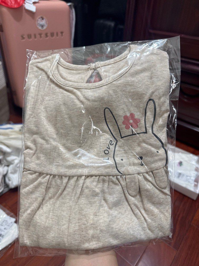 由 5mhrtrn46279353 (刊登 ID 1380074759，圖片 1) 提交，位於 高雄市 (Kaohsiung) 的 女童上衣 (類別：嬰兒及兒童流行時尚)，說明：麗嬰房短袖女童米色上衣，材質透氣舒適。