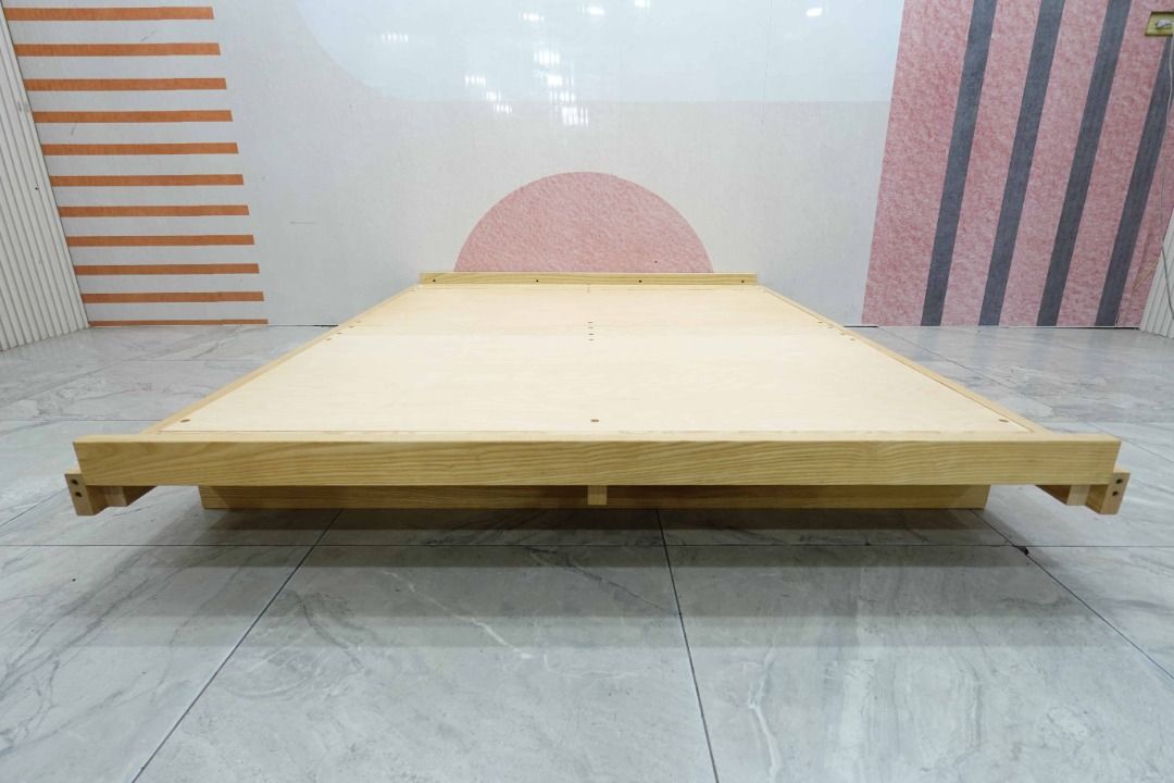 由 k0989596569 (刊登 ID 1380014916，圖片 2) 提交，位於 桃園市 (Taoyuan) 的 台北二手家具 推薦 ★ 五尺 雙人 床架 床台 床底 5尺 原木色 簡約風 桃園 台北 新北 二手家具【避風港】 (類別：床架及床墊)，說明：【產品規格】 *外尺寸(cm)：154(寬) x 191(深) x 24(高) *內尺寸：154x185x20 *編號：G10C20 【注意事項】 *商品售價不含運費。 *運費會因地區不同而有不同計算方式。 *因二手商品流動性高，下標前請務必先聊聊詢問，確認商品是否售出。 *因商品拍攝時可能會有光線、畫素、取光等色差問題，實際以現場為主。 *二手商品皆會有些微的使用痕跡存在，若有疑慮歡迎蒞臨實體賣場挑選。 【配送方式】 *商品售價不含運費。 *若需運送服務，請先透過聊聊或是社群線上客服來訊詢問運費及運送方式， *並且提供"所在縣市"、"居住樓層"，"有無電梯"等資訊噢。。
