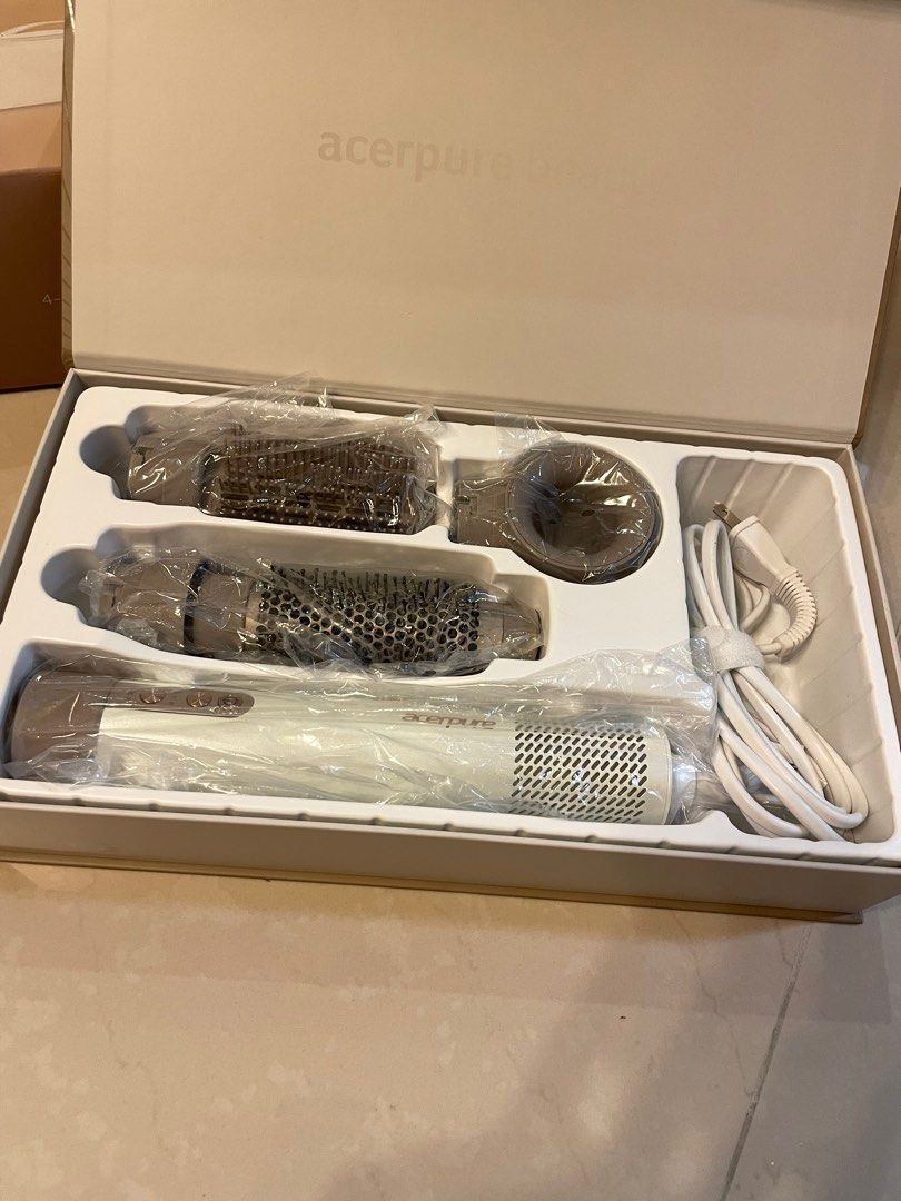 由 kkakey0077487 (刊登 ID 1380042126，圖片 3) 提交，位於 台北市 (Taipei) 的 Acer Acerpure 仙女棒造型吹風機 負離子吹風機 多功能吹風機 (類別：美髮清潔與護理)，說明：Acer Acerpure 仙女棒造型吹風機 負離子吹風機 多功能吹風機 只有用過吹風機一次 其他造型梳 吹嘴皆沒使用過 因剪了短髮用不到固售出 原價4290 便宜售3200 可聊聊看細圖 可小議 。