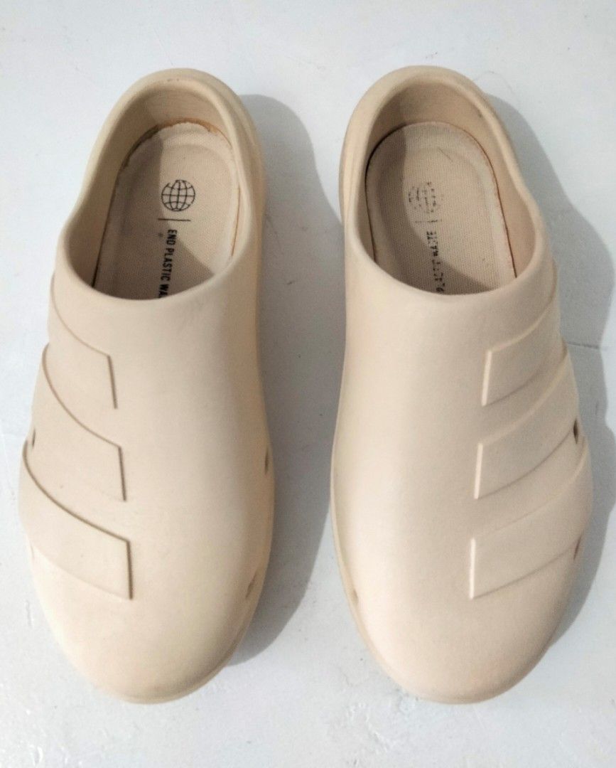 ADIDAS MENS 9 ADICANE CLOGS (Category: Slippers & Slides) located in Navotas City. Submitted by riyuwi (Listing ID 1380035309, Image 1). Description: PREOWNED "LIKENEW Authentic ADIDAS MENS ADICANE CLOGS SAND /ECRU /BEIGE fits MENS 9 27 CM insole Inclusion : Original box. include Minimal Sign of Used sa Insole pad Only ,No Other Flaws ,,Goods ang Condition Rate ,No heeldrag ,No Stain . , Guaranty Authentic 💯 9/10.