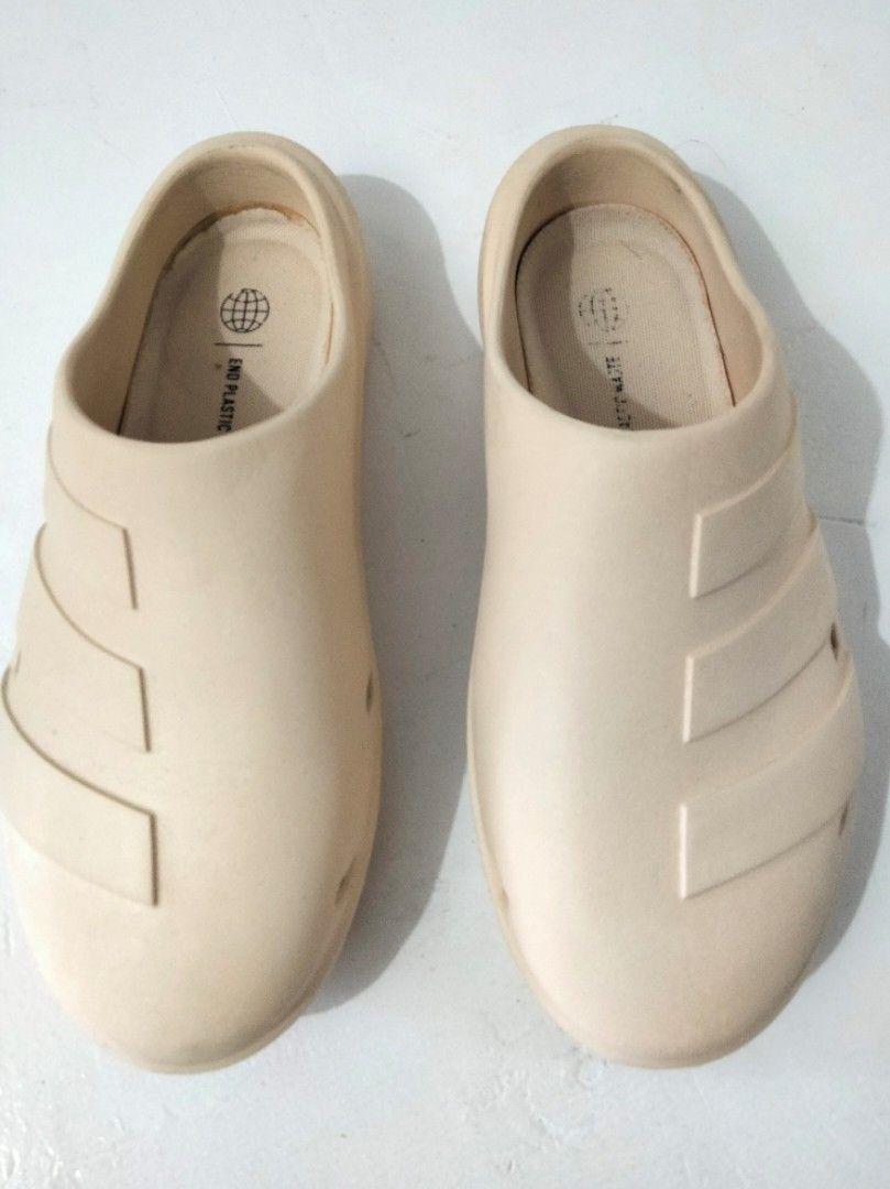 ADIDAS MENS 9 ADICANE CLOGS (Category: Slippers & Slides) located in Navotas City. Submitted by riyuwi (Listing ID 1380035309, Image 3). Description: PREOWNED "LIKENEW Authentic ADIDAS MENS ADICANE CLOGS SAND /ECRU /BEIGE fits MENS 9 27 CM insole Inclusion : Original box. include Minimal Sign of Used sa Insole pad Only ,No Other Flaws ,,Goods ang Condition Rate ,No heeldrag ,No Stain . , Guaranty Authentic 💯 9/10.