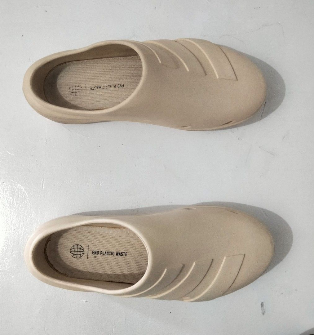 ADIDAS MENS 9 ADICANE CLOGS (Category: Slippers & Slides) located in Navotas City. Submitted by riyuwi (Listing ID 1380035309, Image 2). Description: PREOWNED "LIKENEW Authentic ADIDAS MENS ADICANE CLOGS SAND /ECRU /BEIGE fits MENS 9 27 CM insole Inclusion : Original box. include Minimal Sign of Used sa Insole pad Only ,No Other Flaws ,,Goods ang Condition Rate ,No heeldrag ,No Stain . , Guaranty Authentic 💯 9/10.