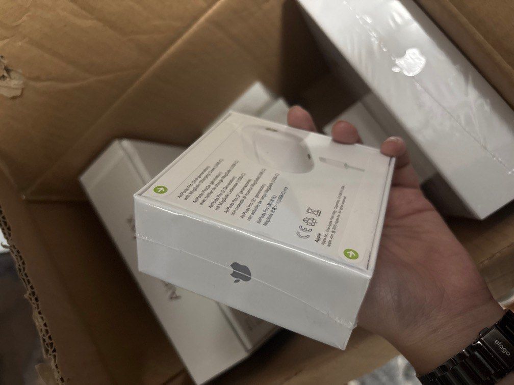 Airpods pro 2 (Category: Earphones) located in Manila. Submitted by shellyssm2 (Listing ID 1379953758, Image 2). Description: Brand new sealed direct supplier Pwede pick up or lalamove Loc. near vmapa lrt station.