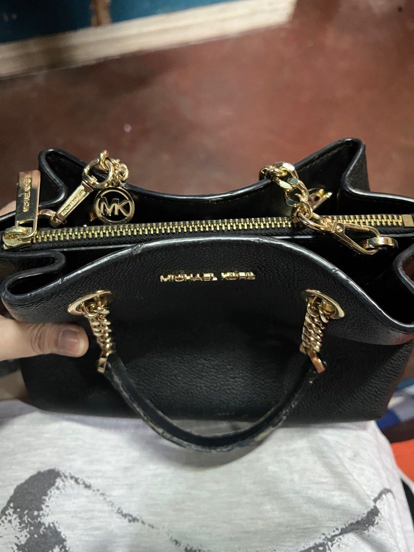 Authentic MK BAG (Category: Luxury Bags & Wallets) located in Caloocan City. Submitted by glamorouslysexy (Listing ID 1379931039, Image 2). Description: Last price posted! Super Ganda pa with minimal flaws But not noticeable pwede lagyan ng twilly Very neat ng loob super Very good ang hardware almost new ang chain strap kasi yung black strap ng ibang mk bag ko gamit ko d2 What you see is what you get. Check photos to appreciate God bless us all! 