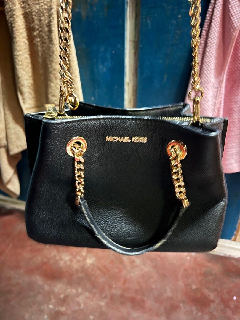 Authentic MK BAG (Category: Luxury Bags & Wallets) located in Caloocan City. Submitted by glamorouslysexy (Listing ID 1379931039, Image 1). Description: Last price posted! Super Ganda pa with minimal flaws But not noticeable pwede lagyan ng twilly Very neat ng loob super Very good ang hardware almost new ang chain strap kasi yung black strap ng ibang mk bag ko gamit ko d2 What you see is what you get. Check photos to appreciate God bless us all! 