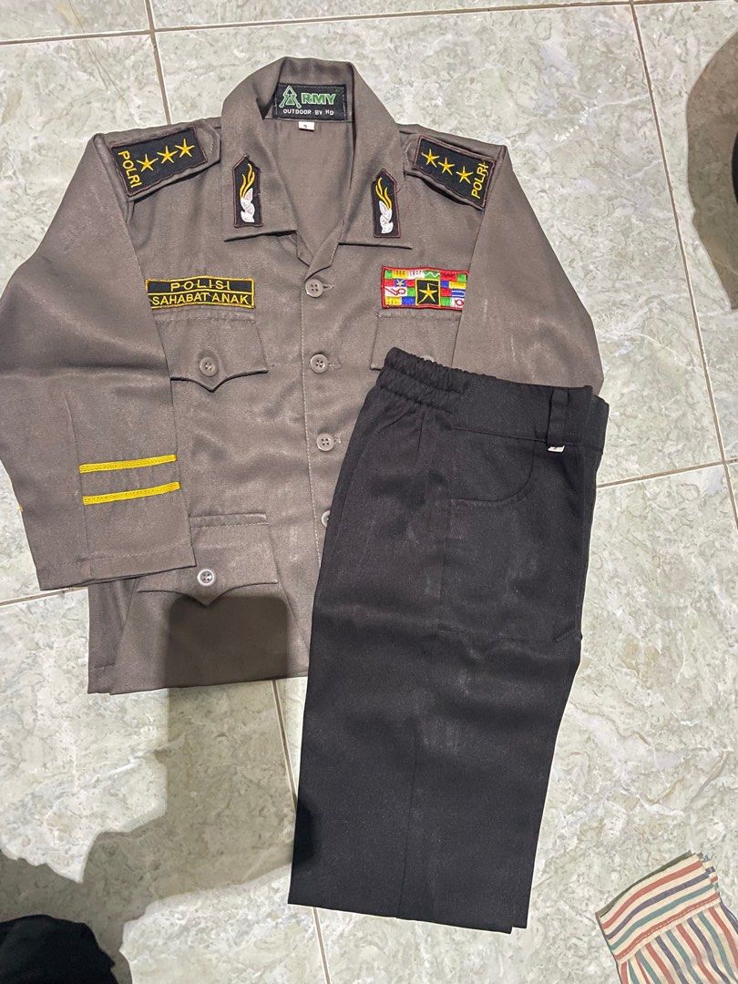 Baju polisi (Kategori: 4 hingga 7 tahun) berada di Jakarta Pusat. Dikirim oleh siwilalityabthari2 (ID iklan 1379921479, Gambar 1). Deskripsi: Masih like new .