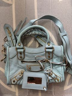 (Category: ) located in . Submitted by thrifted.love (Listing ID 1379954524, Image 1). Description: .