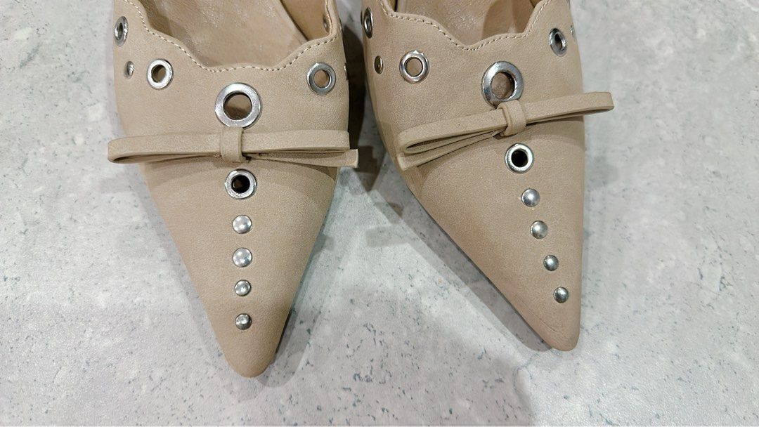 Billini Taupe ELIO SUEDE POINT size AU6 (Category: Women's Shoes) located in Miranda. Submitted by abbie.corner (Listing ID 1379912665, Image 2). Description: Lightly used, in excellent condition Elio is a luxe pointed mule, available exclusively to Billini. Exude contemporary style with a vintage twist with this luxe on-trend pump. Featuring; • mid, kicked in stiletto heel • court style upper with closed pointed toe • luxe scalloped trim • stud 