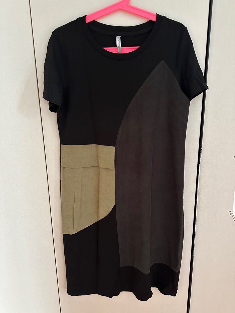 Black Tencel Slip Dress (Category: Dresses) located in Singapore. Submitted by cheerbear19 (Listing ID 1379932508, Image 1). Description: - super soft and good material - ptp: 47-55cm, hip: 53cm, length: 101cm .