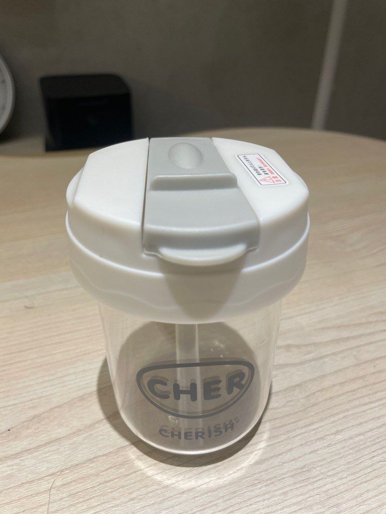 由 fivetwenty520 (刊登 ID 1380030159，圖片 1) 提交，位於 台北市 (Taipei) 的 [CHER] 可愛便攜噸噸吸管杯 (類別：水杯、水壺)，說明：產品特色： 1. 食品級矽膠吸嘴 2. 360度防護倒置不漏水 容量：300ml 尺寸：11*6.5cm 材質：杯身PC（食品級材質）/杯蓋PP 產地：中國。