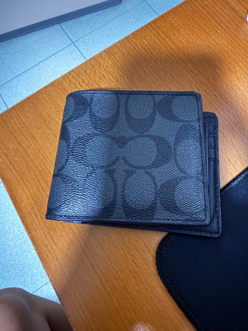 Coach Men's Bi-Fold Wallet (Category: Bags & Wallets) located in Singapore. Submitted by astonljs (Listing ID 1380076026, Image 1). Description: Well used Coach wallet Slight cracks at the folds Self collect at woodlands dr 42.