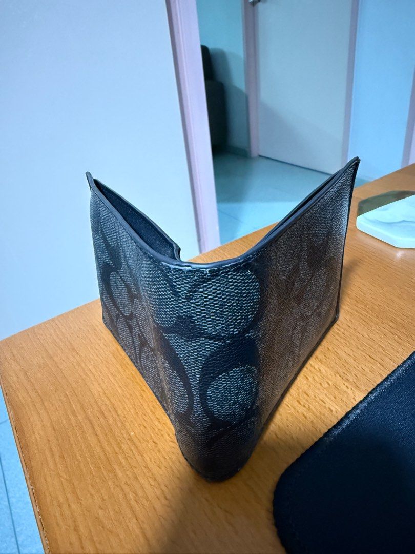 Coach Men's Bi-Fold Wallet (Category: Bags & Wallets) located in Singapore. Submitted by astonljs (Listing ID 1380076026, Image 2). Description: Well used Coach wallet Slight cracks at the folds Self collect at woodlands dr 42.