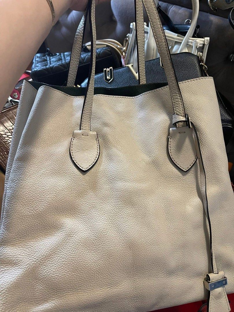 Coccinelle Bag (Category: Luxury Bags & Wallets) located in Roxas City. Submitted by lynngreyartillero (Listing ID 1380033803, Image 1). Description: Authentic Coccenelle bag genuine leather 😍😍😍 Ganda nito tote bag ❤️❤️❤️ Free sf na po sa price ko✅✅✅.