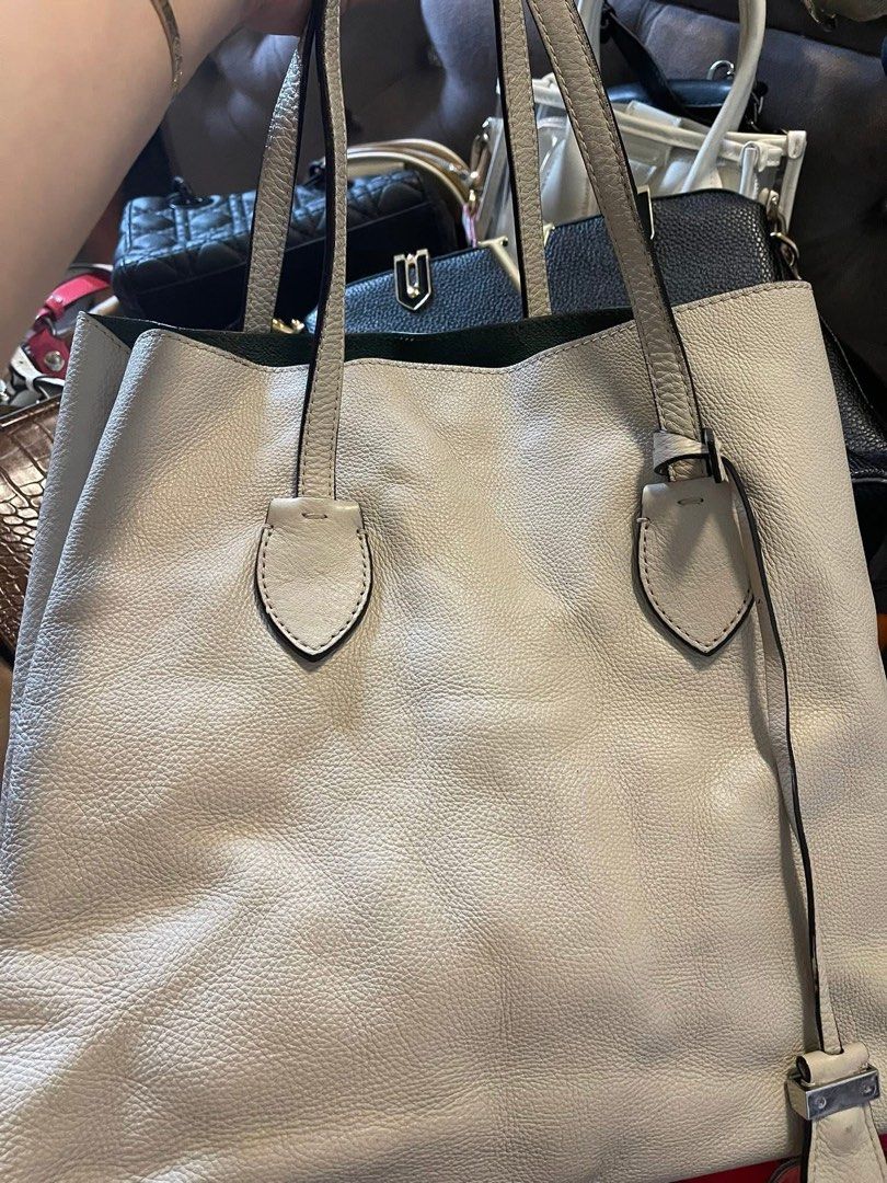 Coccinelle Bag (Category: Luxury Bags & Wallets) located in Roxas City. Submitted by lynngreyartillero (Listing ID 1380033803, Image 3). Description: Authentic Coccenelle bag genuine leather 😍😍😍 Ganda nito tote bag ❤️❤️❤️ Free sf na po sa price ko✅✅✅.