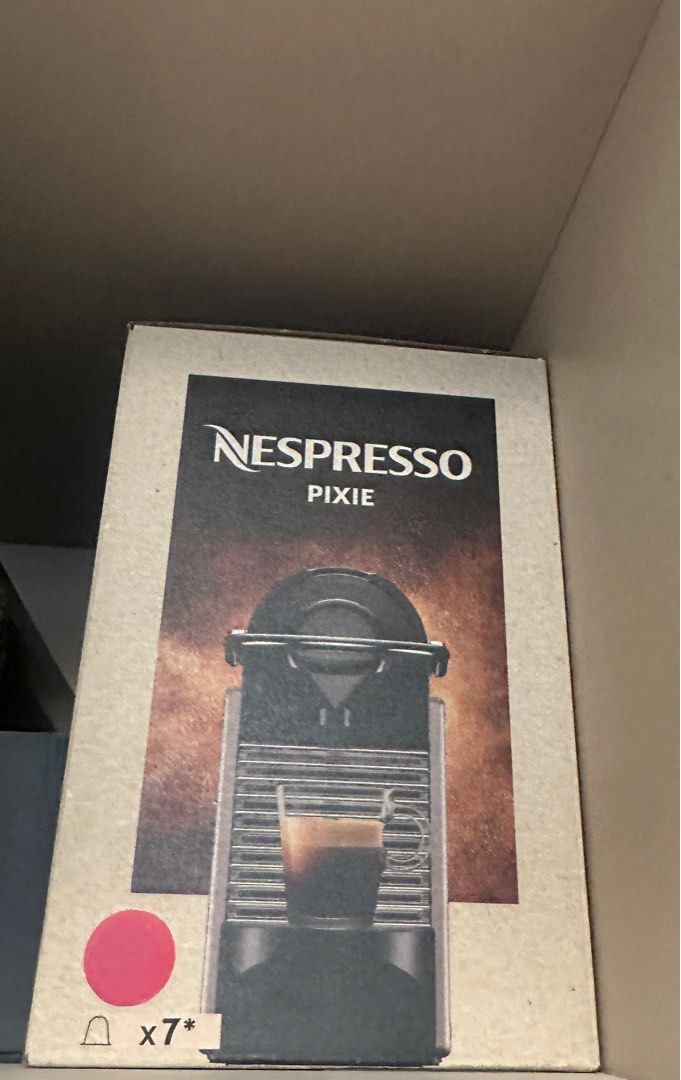 Nespresso Pixie C61 （分類：咖啡機及咖啡壺）位於 Hong Kong。 由 hfchen66027 提交（商品編號 1379917547，圖片 2）。簡介： 1) well functional 2) part of the plastic container was damaged. 3) self pick up between Sep 3 and 4.。