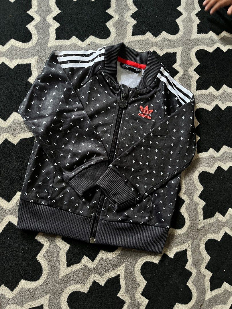 jaket ADIDAS anak size 2-3t ori (Kategori: Orang Tua, Bayi & Anak - Lainnya) berada di Bogor. Dikirim oleh wreeck.id (ID iklan 1379954133, Gambar 1). Deskripsi: like new yaaa cuma cutting brand aja bagian lehernya.