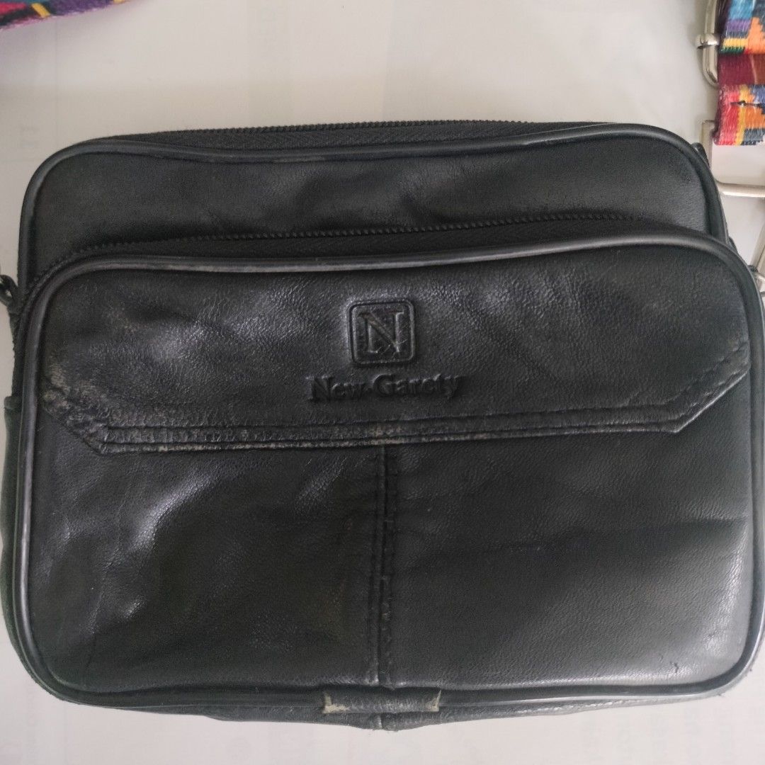 Cross Body Lite (Category: Cross-body Bags) located in Pasig City. Submitted by hapibibiness (Listing ID 1379982407, Image 3). Description: Multi compartment with changeable strap lightly used Great for keeping important things organized in a light bag.