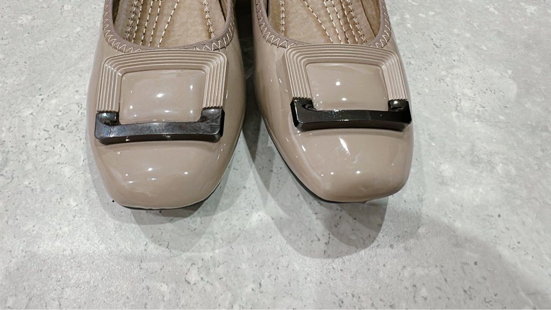 De Louvre Ashley low wedge-heeled shoes size 37 (Category: Women's Shoes) located in Miranda. Submitted by abbie.corner (Listing ID 1379936897, Image 2). Description: New unused, see the outsole photo Description Ashley is a low wedge-heeled with a bit of rhinestone to at the middle of the front design. It comes in colour that looks gorgeous with any type of dresses. Aurelia Features: • Item Number: 245_52073_LG • Material: PU Upper and Lining • 