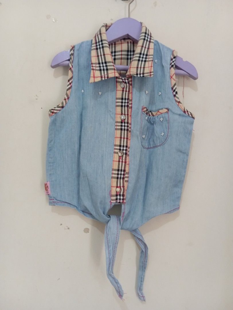 Denim Top anak perempuan (Kategori: 4 hingga 7 tahun) berada di Tangerang. Dikirim oleh brishop.19 (ID iklan 1379993160, Gambar 1). Deskripsi: denim top anak perempuan kondisi oke 3-4 tahun.