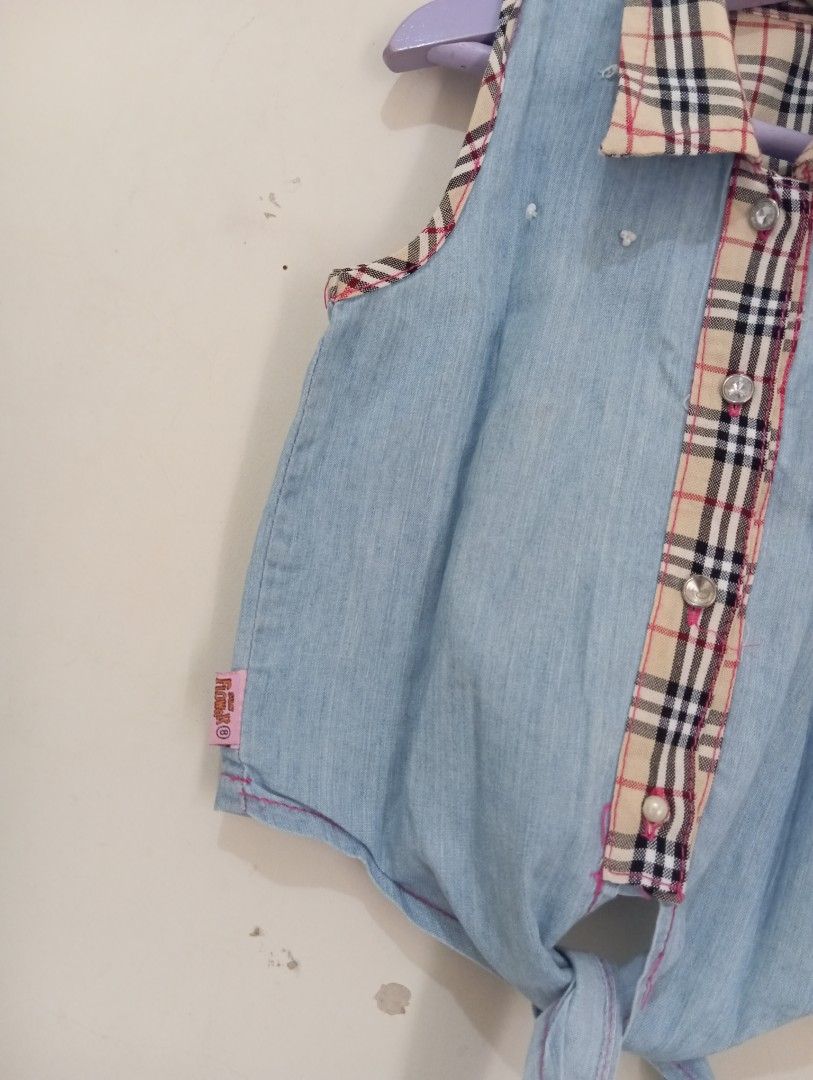 Denim Top anak perempuan (Kategori: 4 hingga 7 tahun) berada di Tangerang. Dikirim oleh brishop.19 (ID iklan 1379993160, Gambar 3). Deskripsi: denim top anak perempuan kondisi oke 3-4 tahun.