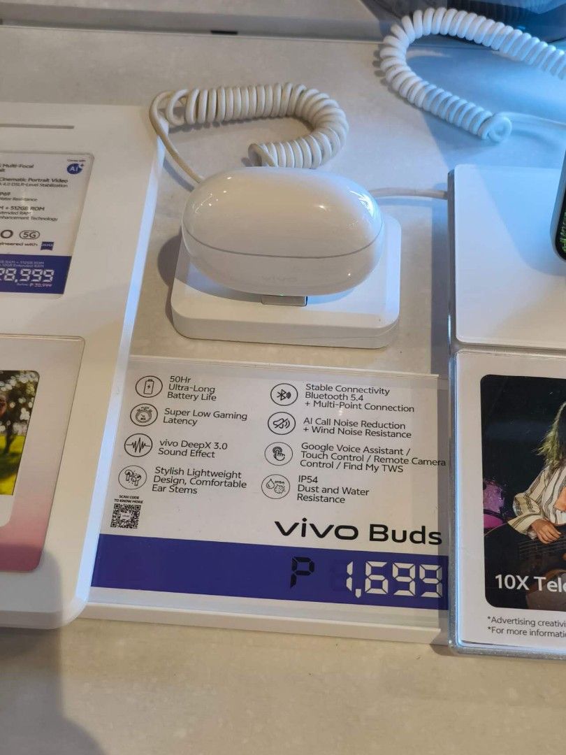 Earphones Vivo Buds (Category: Earphones) located in Taguig. Submitted by iamlittleprincesssc (Listing ID 1380043770, Image 3). Description: Vivo Buds,bought in China, works well but with scratches on the surface if seen under light..