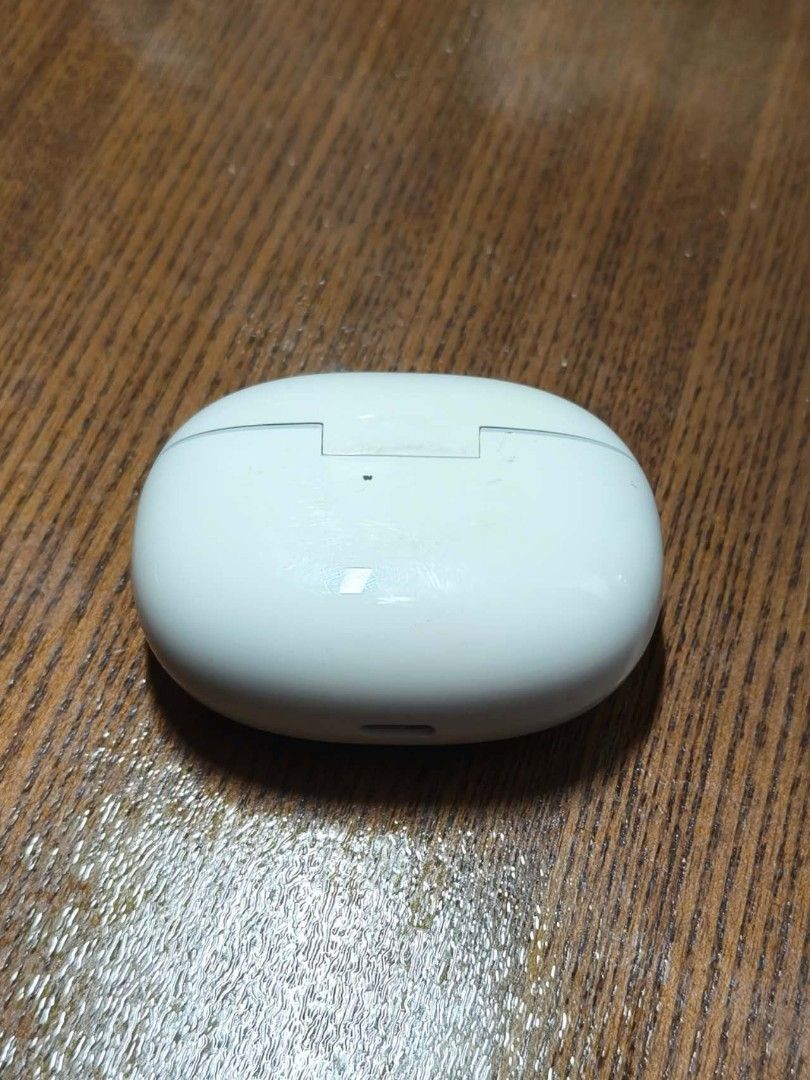 Earphones Vivo Buds (Category: Earphones) located in Taguig. Submitted by iamlittleprincesssc (Listing ID 1380043770, Image 2). Description: Vivo Buds,bought in China, works well but with scratches on the surface if seen under light..