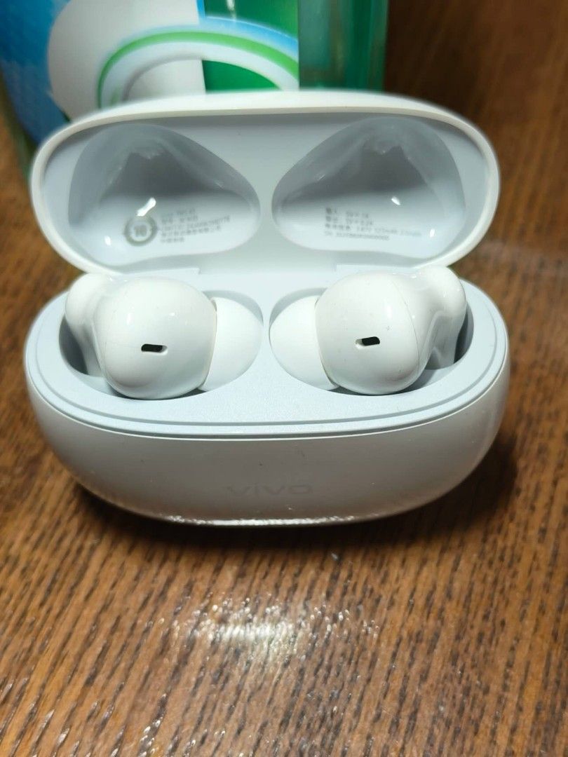 Earphones Vivo Buds (Category: Earphones) located in Taguig. Submitted by iamlittleprincesssc (Listing ID 1380043770, Image 1). Description: Vivo Buds,bought in China, works well but with scratches on the surface if seen under light..