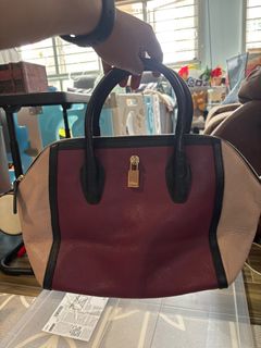 (Category: ) located in . Submitted by thrifted.love_fire (Listing ID 1379960325, Image 1). Description: .