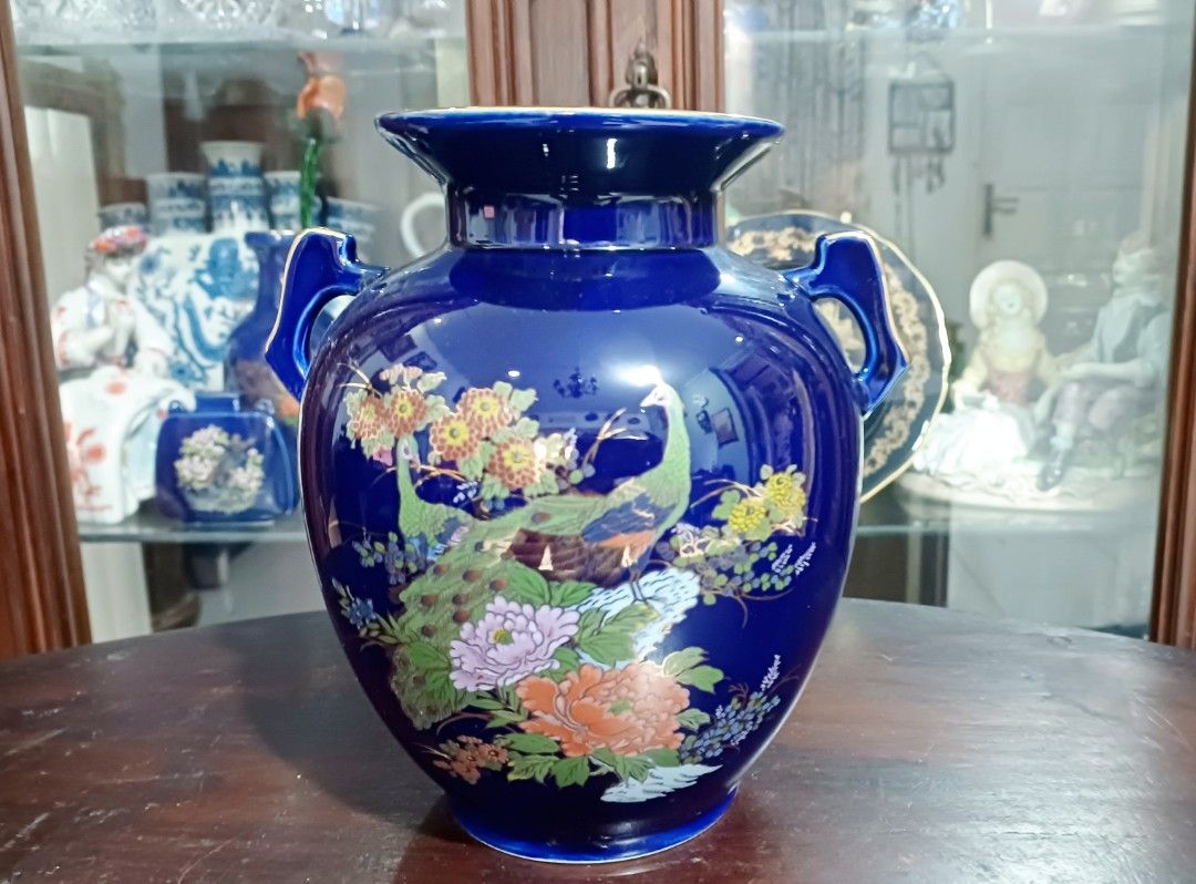 Guci Vase Cobalt Blue Burung Merak Lawas (Kategori: Pajangan Antik) berada di Manggarai. Dikirim oleh queen_ey (ID iklan 1379976268, Gambar 2). Deskripsi: tinggi 20cm sopi tokped ready.