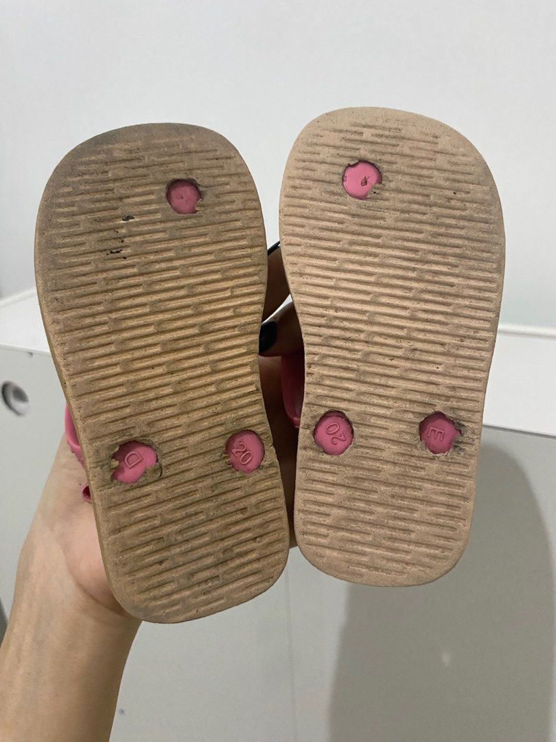Havaianas kids | Sandal anak havaianas ‼️ ORIGINAL ‼️ (Kategori: 1 hingga 3 tahun) berada di Surabaya. Dikirim oleh imyourstufff (ID iklan 1380063609, Gambar 2). Deskripsi: Semua original Size 20 Kondisi kaya di foto Original .