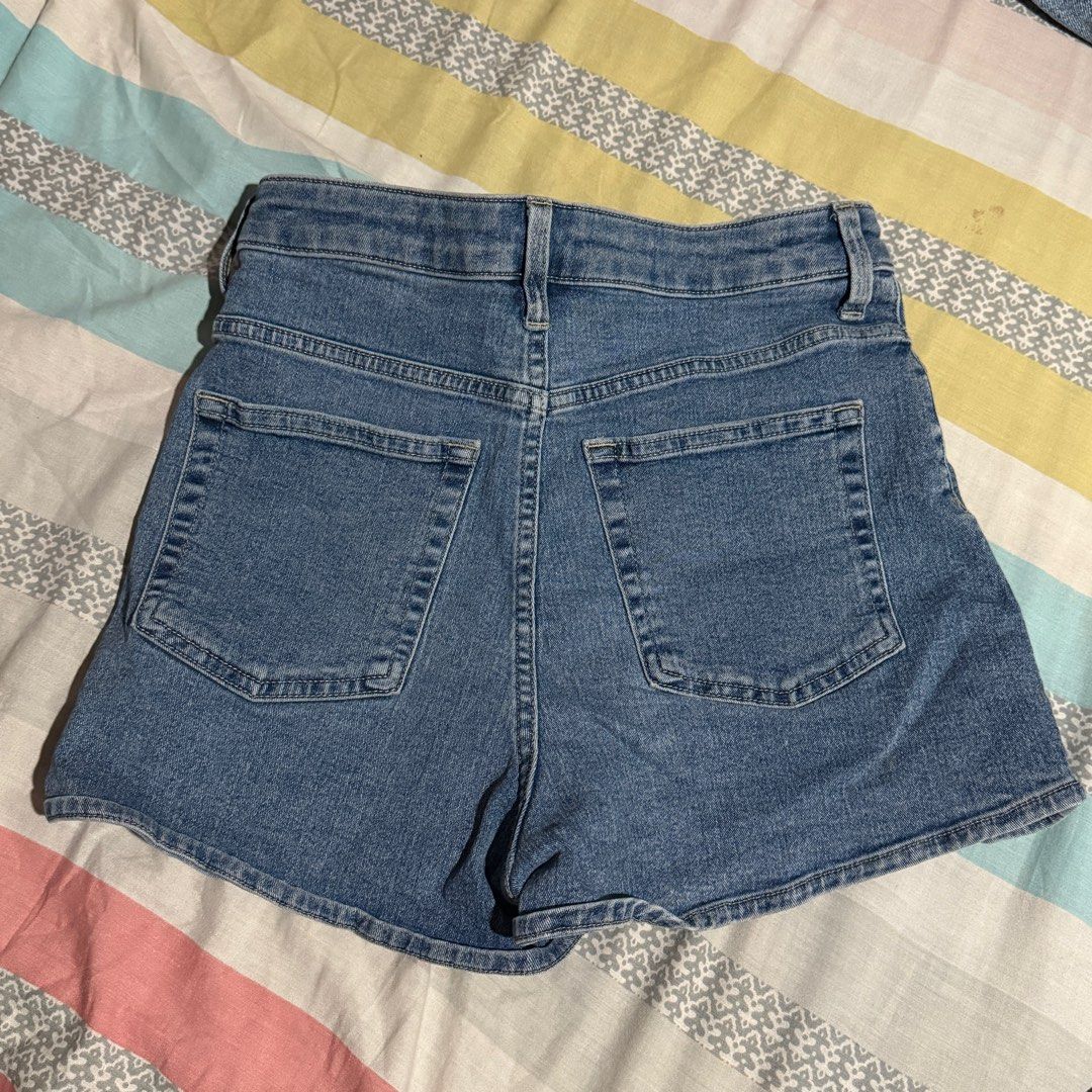 H&M - Highwaist Denim Short (Category: Shorts) located in Manila. Submitted by ac.closet (Listing ID 1380044781, Image 3). Description: H&M Highwaist Denim Short Size: 28-29 (EUR 38) •no flaws •perfect condition - bagong bago pa •pwede sa maarte at mapili .