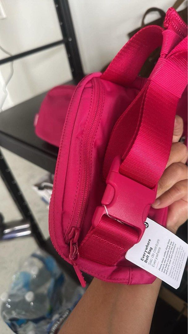 Lululemon Everywhere beltbag 1L (Category: Cross-body Bags) located in Zamboanga. Submitted by Basicallyang (Listing ID 1379920288, Image 2). Description: Authentic Passionate 1L.