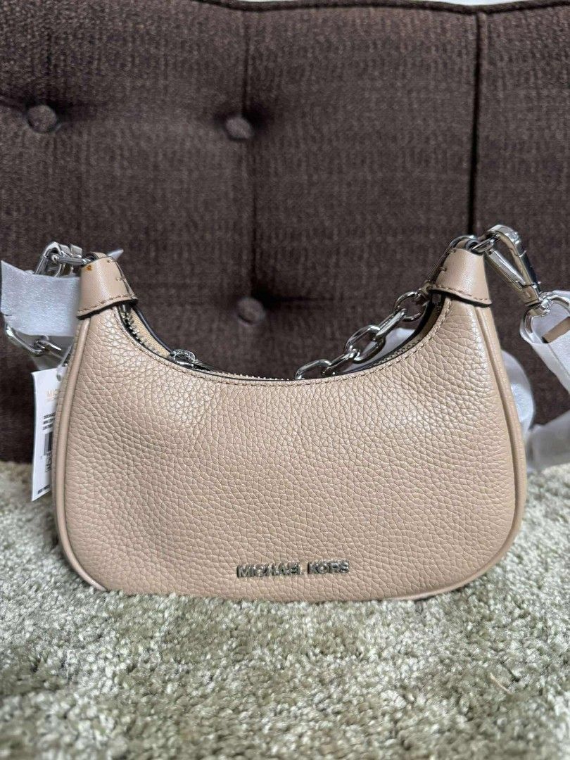 MK bag (Category: Luxury Bags & Wallets) located in Manila. Submitted by bestfindsbydivine (Listing ID 1380063854, Image 1). Description: ALL ITEMS ARE ORIGINAL FROM US of A PM for your inquiries Accepting COD with DP for sure buyer.