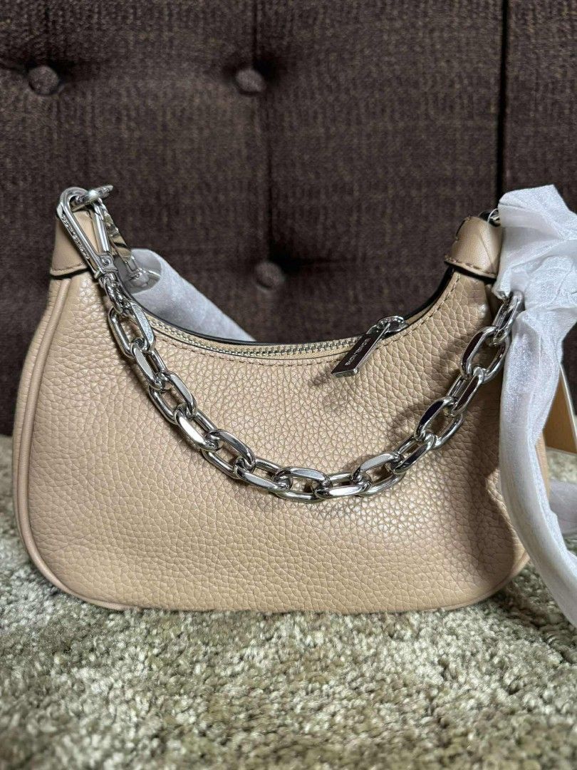MK bag (Category: Luxury Bags & Wallets) located in Manila. Submitted by bestfindsbydivine (Listing ID 1380063854, Image 3). Description: ALL ITEMS ARE ORIGINAL FROM US of A PM for your inquiries Accepting COD with DP for sure buyer.