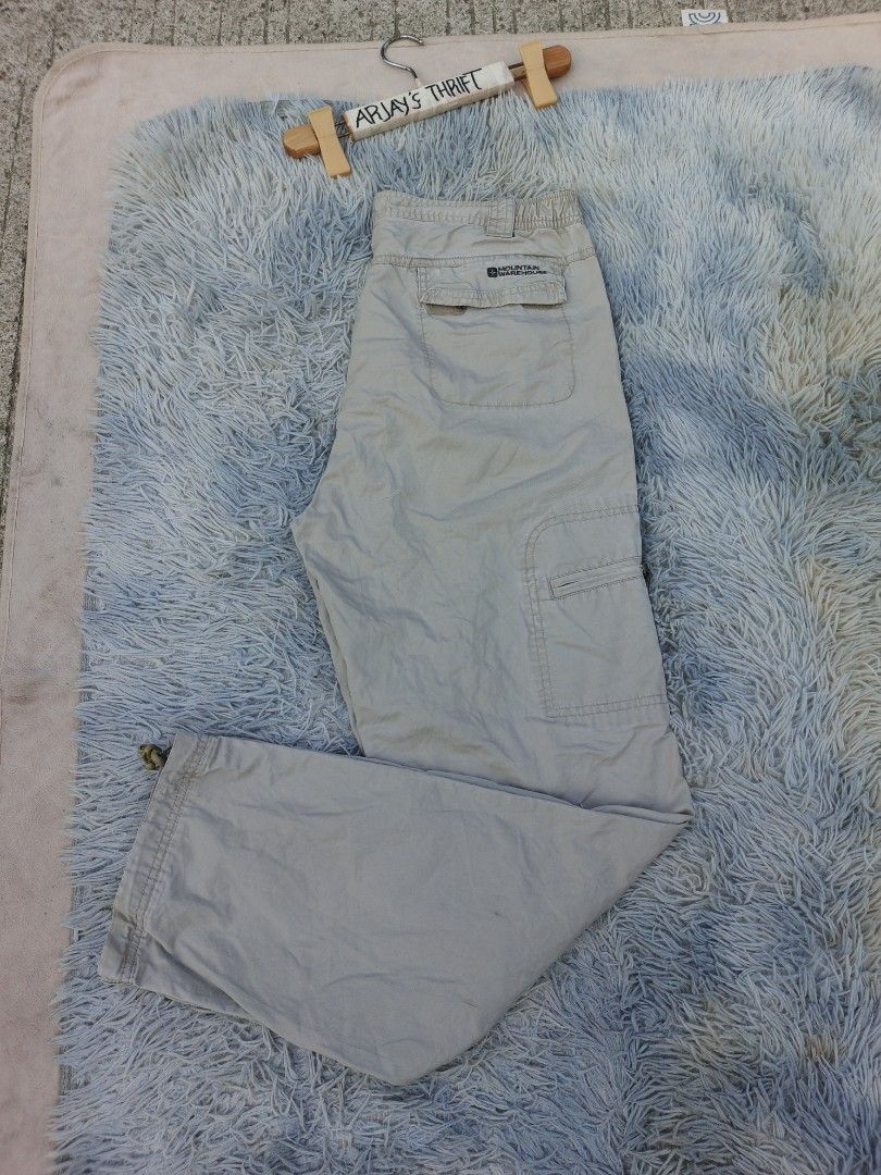 Mountain warehouse (Category: Jeans) located in Manila. Submitted by thebrothrift (Listing ID 1380097275, Image 2). Description: Mountain warehouse cargo pants🔥 Waistline:32 Length:41 Excellent condition No issue ‼️ Solid nito boss🤝 450💸.