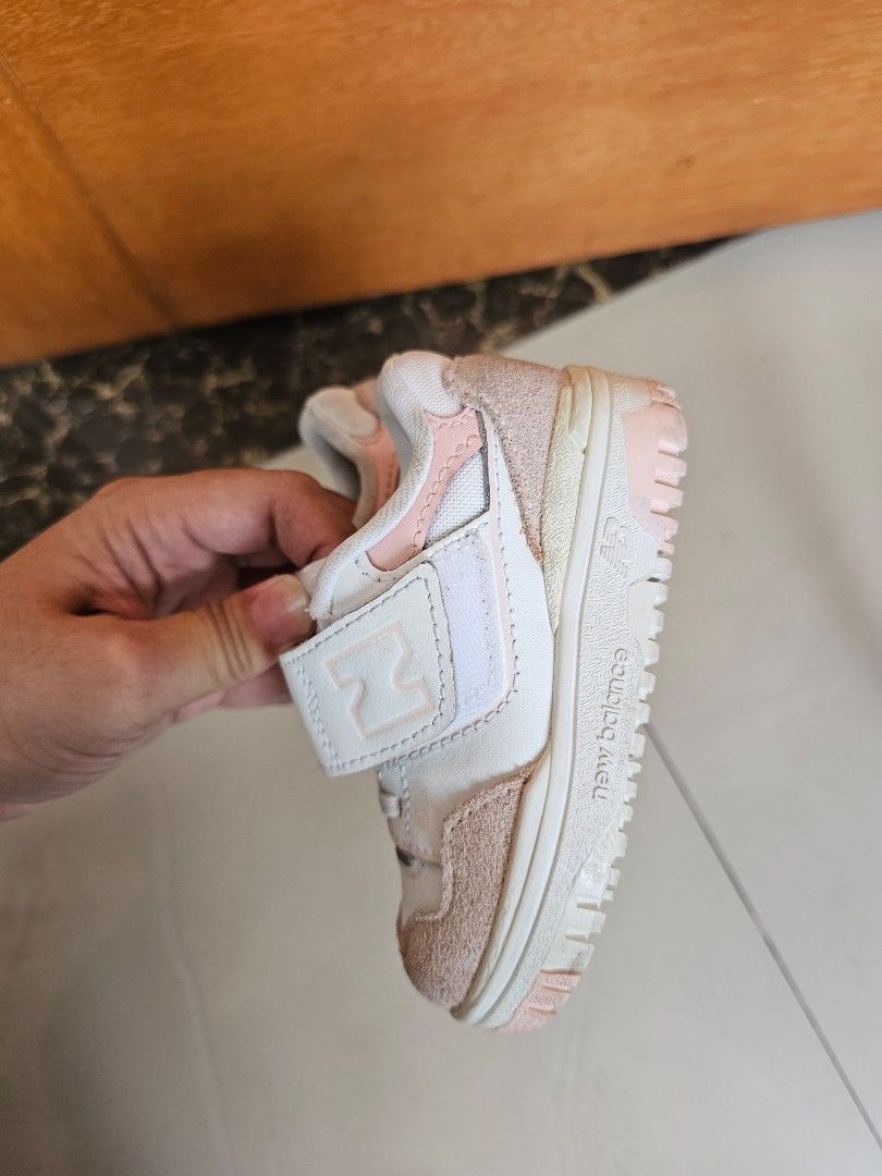 New balance 550 white pink size 21 (Kategori: Orang Tua, Bayi & Anak - Lainnya) berada di Jakarta Pusat. Dikirim oleh meidymanenda (ID iklan 1380096890, Gambar 3). Deskripsi: ori ya barang sesuai foto cmnya tertera di tag size ya , ada difoto.